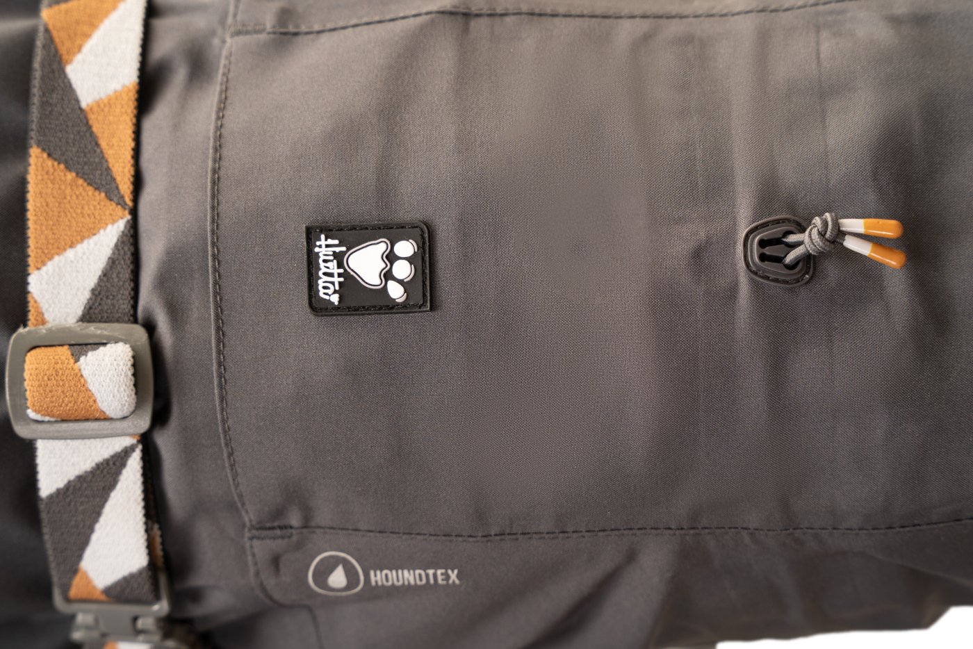 Obleček Hurtta Mudventure Coat ECO ostružinový 25